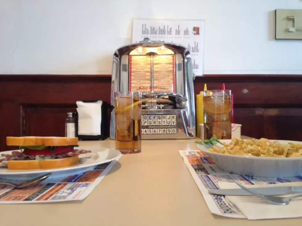 Dinner and a show — without leaving your Jersey diner