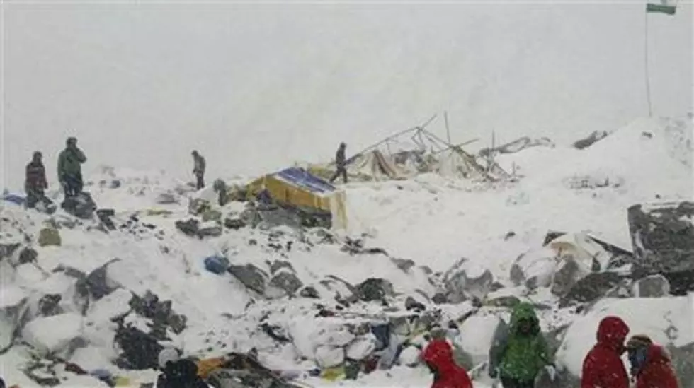 Dramatic video of avalanche triggered by Nepal earthquake &#8211; watch [Note warning]