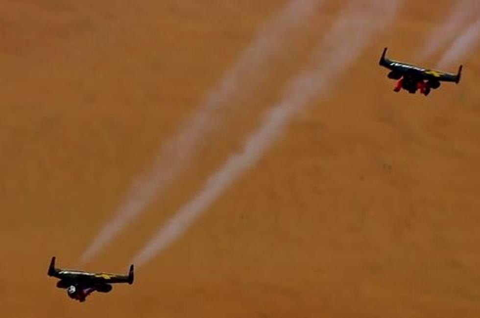 Two Guys Fly Jetpacks Over Dubai [Video]