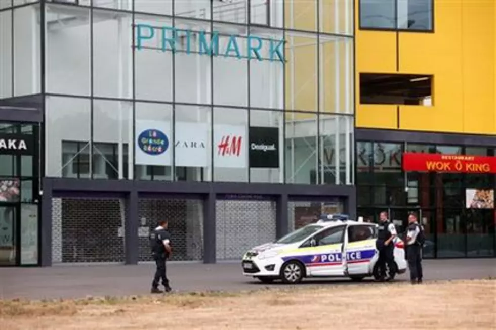 Police &#8211; Gunmen rob store in Paris suburbs, 10 people inside