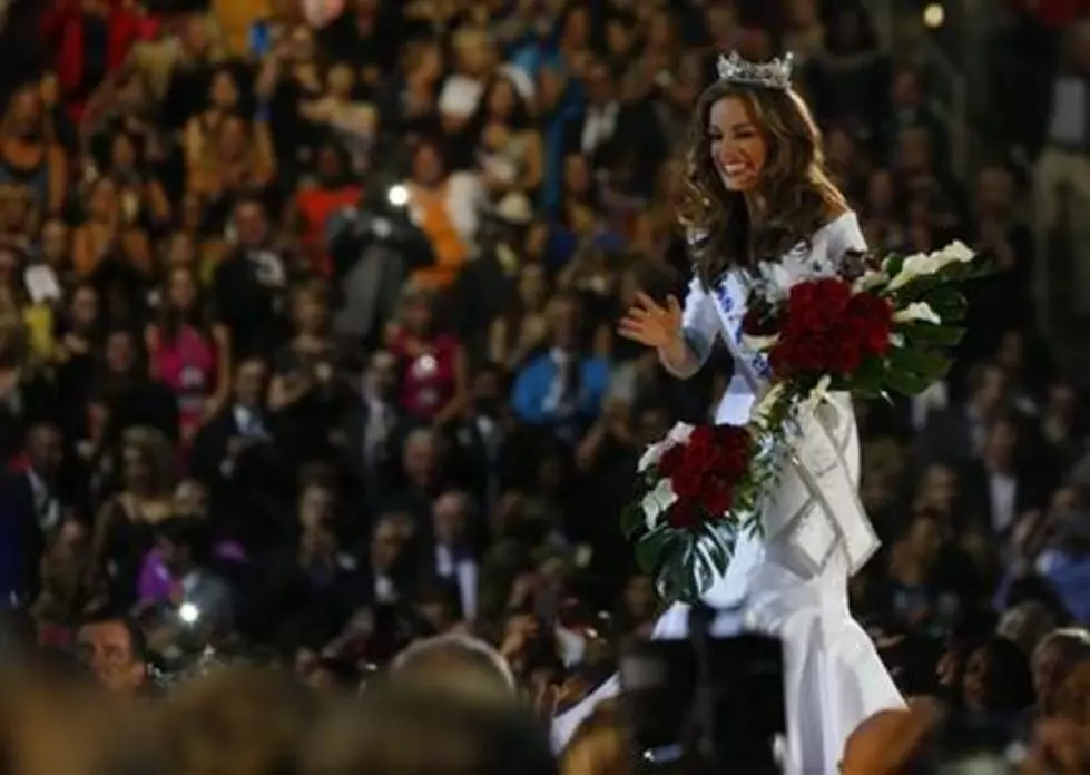 Miss America Betty Cantrell makes Atlantic City surf frolic