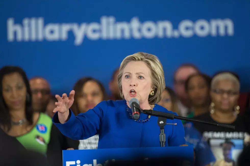 Clinton stresses ties to Obama as she campaigns in Chicago