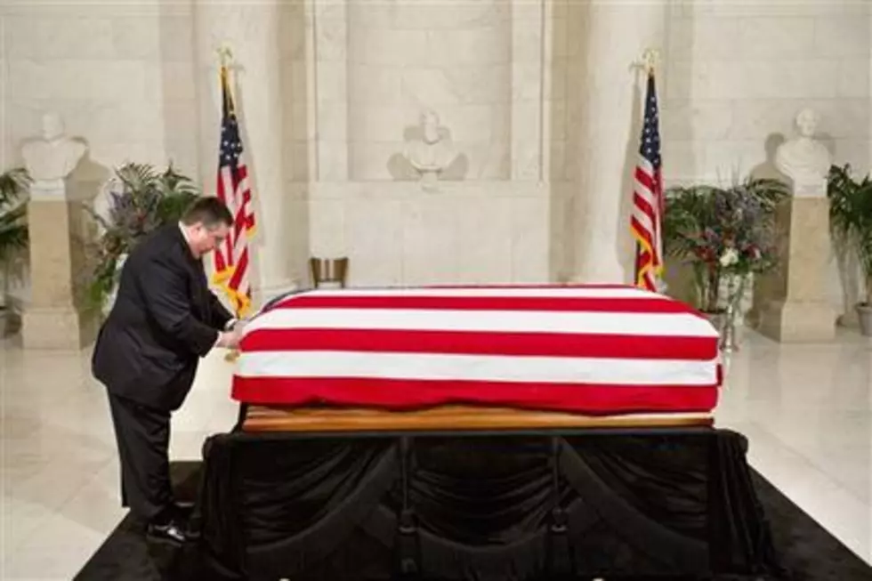 Thousands pay respects to late Justice Scalia