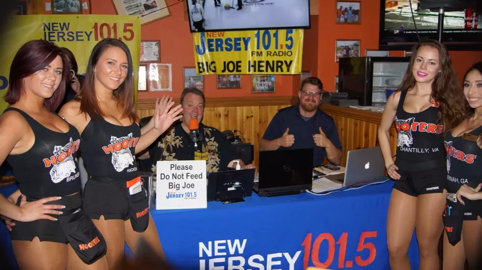 Big Joe Henry kicks off the Final Four live at Hooters