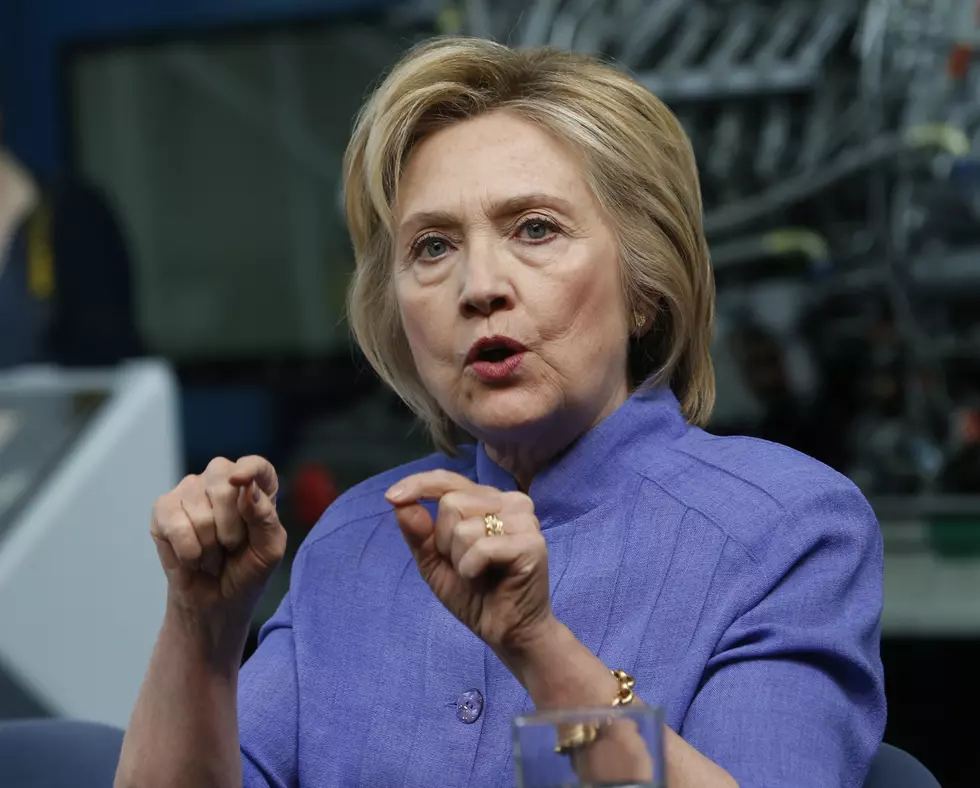 Clinton warns that Trump would plunge economy into recession