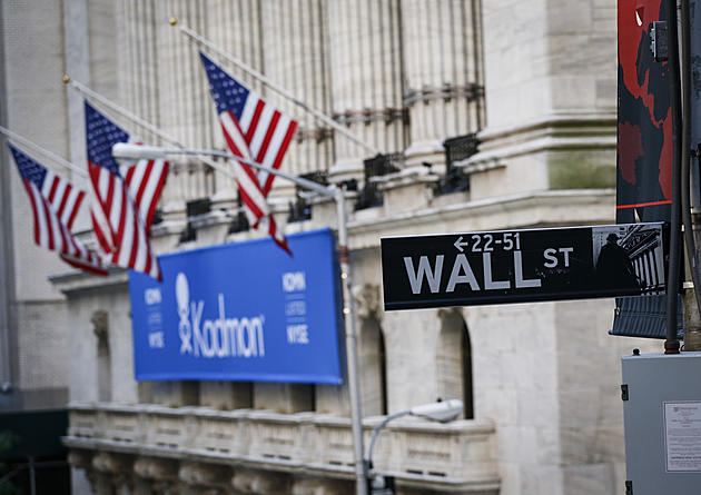 US stock indexes edge mostly lower; oil rises