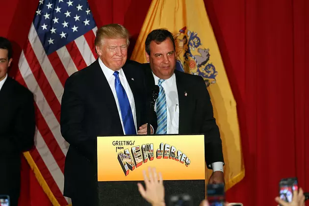 Promising outsiders, Trump team led by Christie insiders