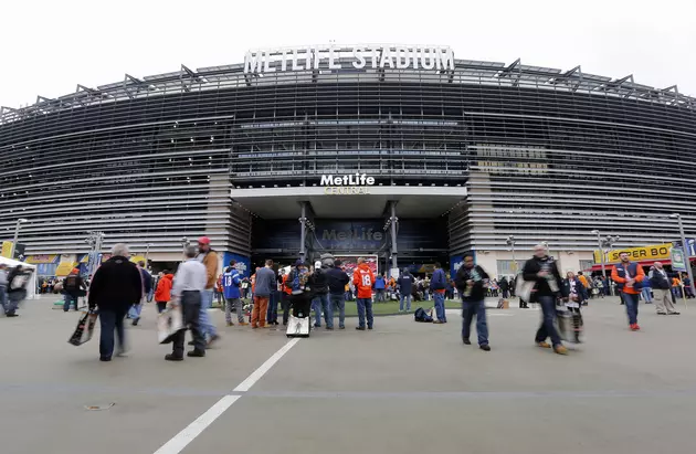 Giants fan sues team after photo falls on her in gift shop