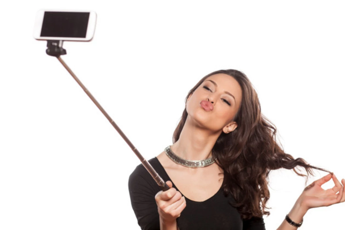 Selfie pro. Девушка. Девушка с селфи палкой. Девушка со смартфоном. Человек с селфи палкой.