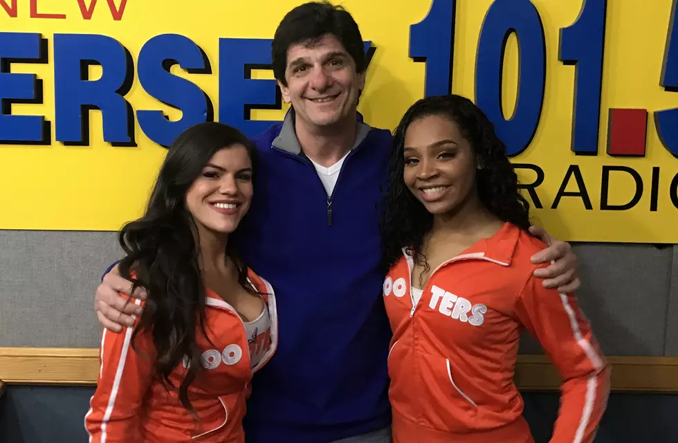 Hooters girls talk getting hit on and how they get the bone out of the wing!
