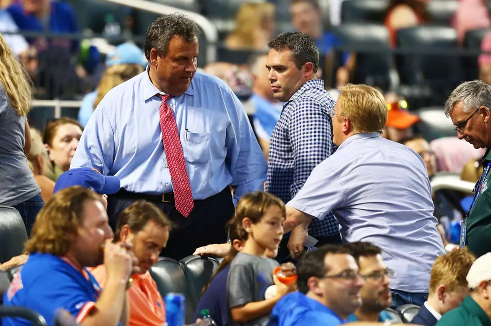 Crowd boos, announcer picks on Christie as governor catches foul at Mets game