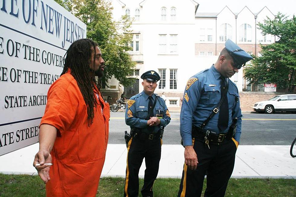 &#8216;Weedman&#8217; sells pot in front of Murphy&#8217;s office &#8230; cops look on