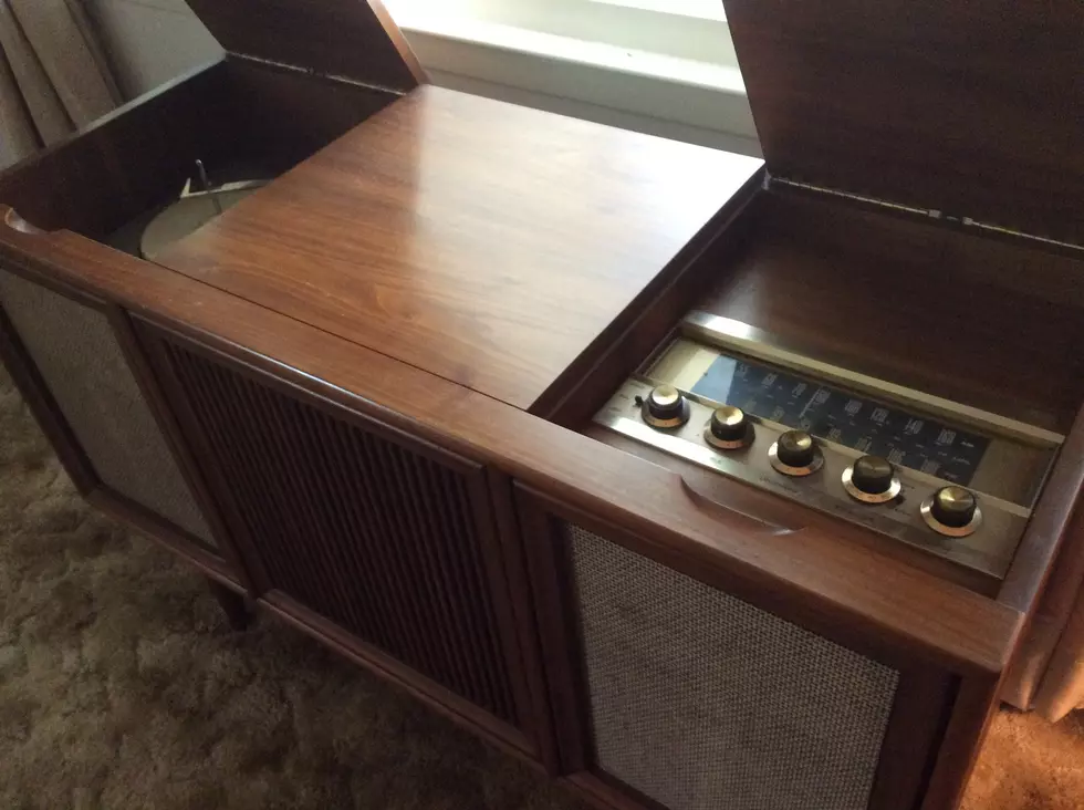 Turntable on the left, AM/FM on the right. (Craig Allen photo).