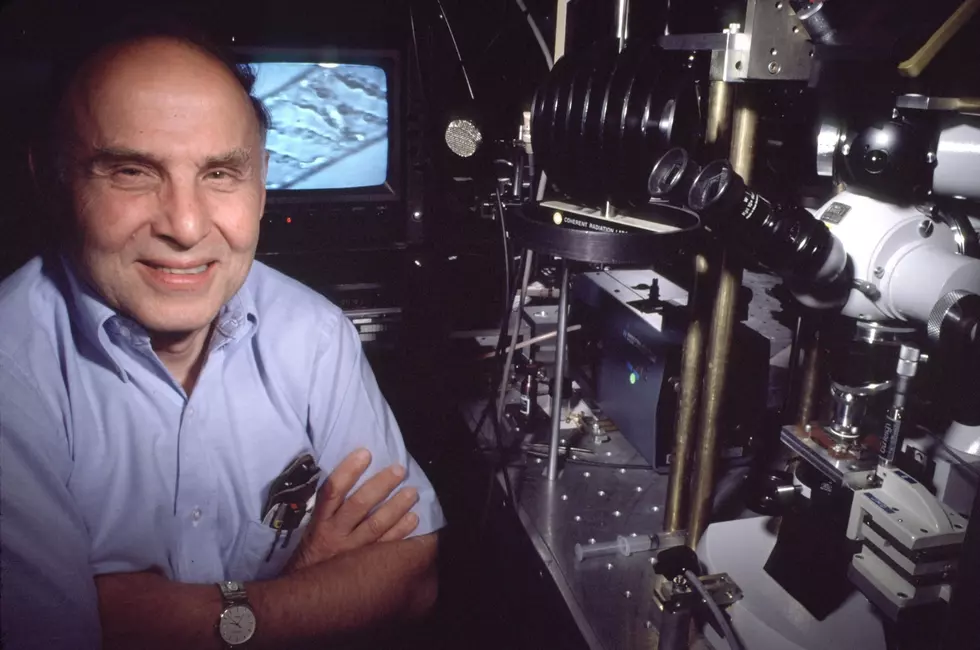 Work with lasers makes NJ man oldest Nobel Prize winner