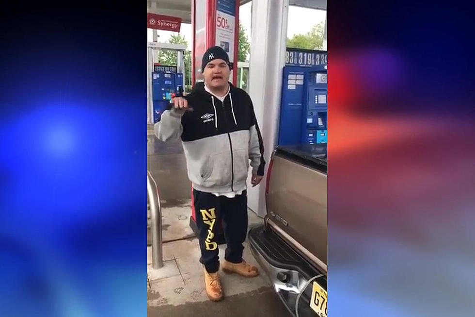 Look who&#8217;s pumping your gas: Artie Lange at work