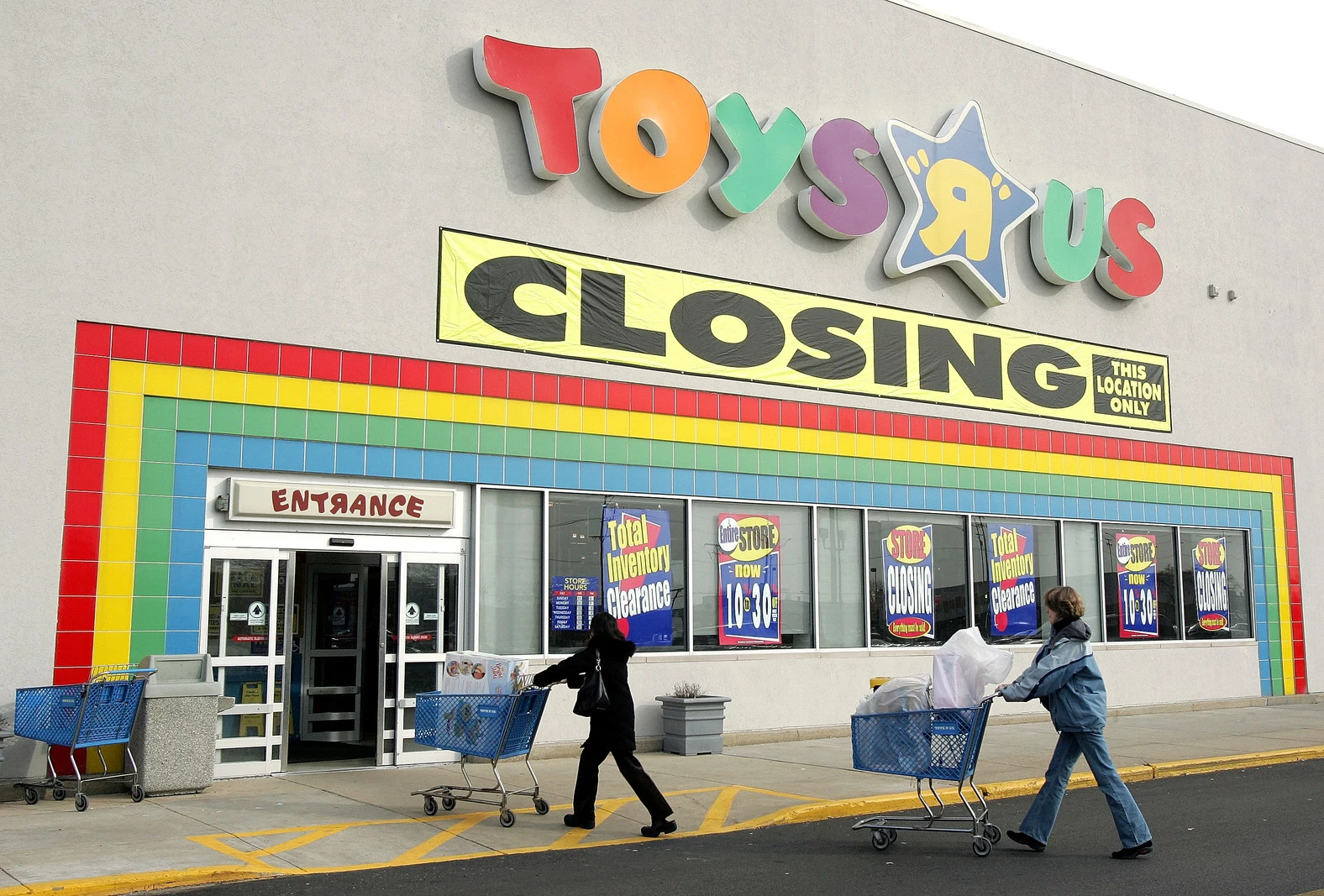 Konsulat baggrund Tåler Toys R Us closes its last two stores, one in Paramus New Jersey