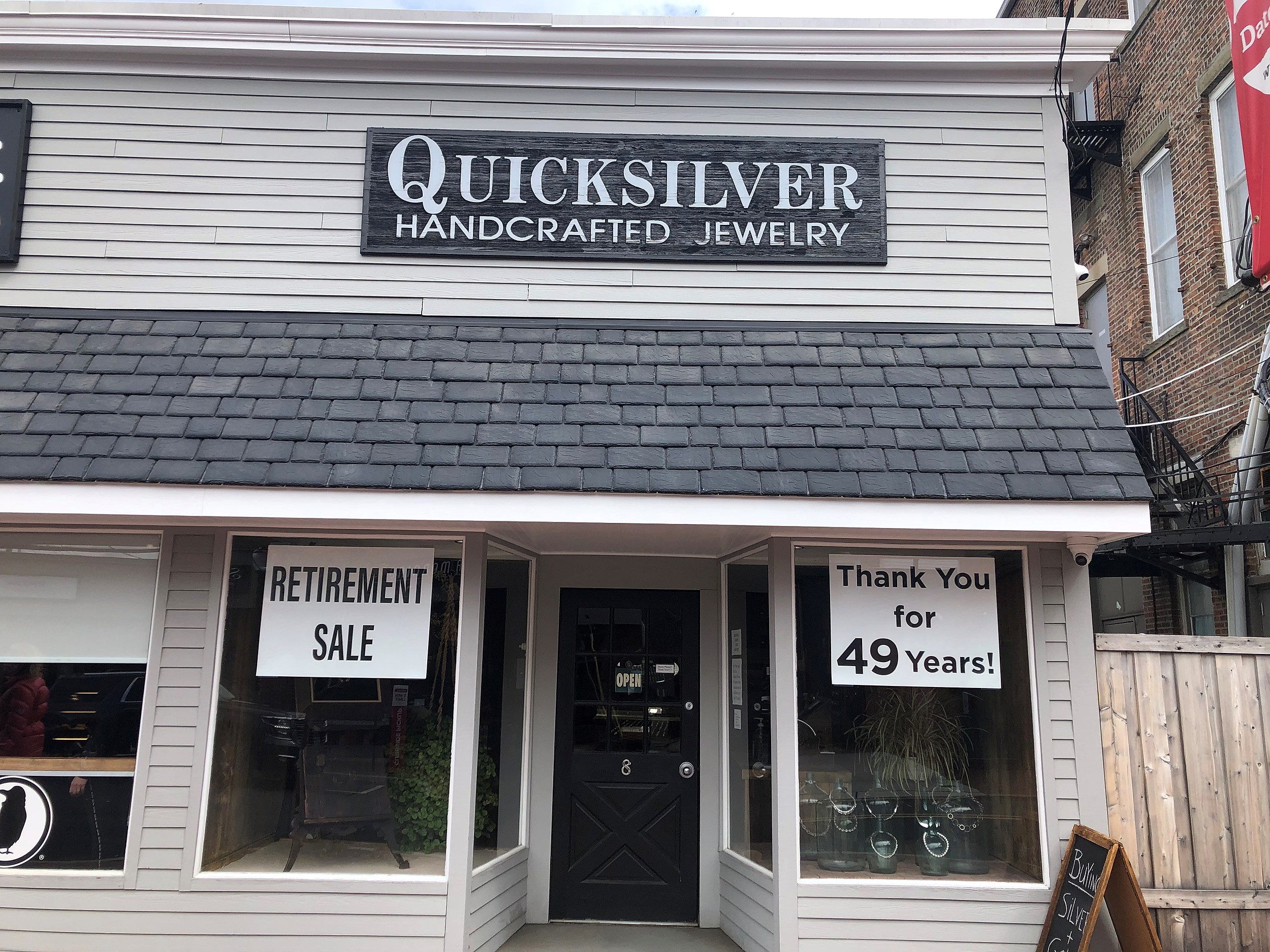 Quicksilver jewelry shop 49 in closing Bank years Red after