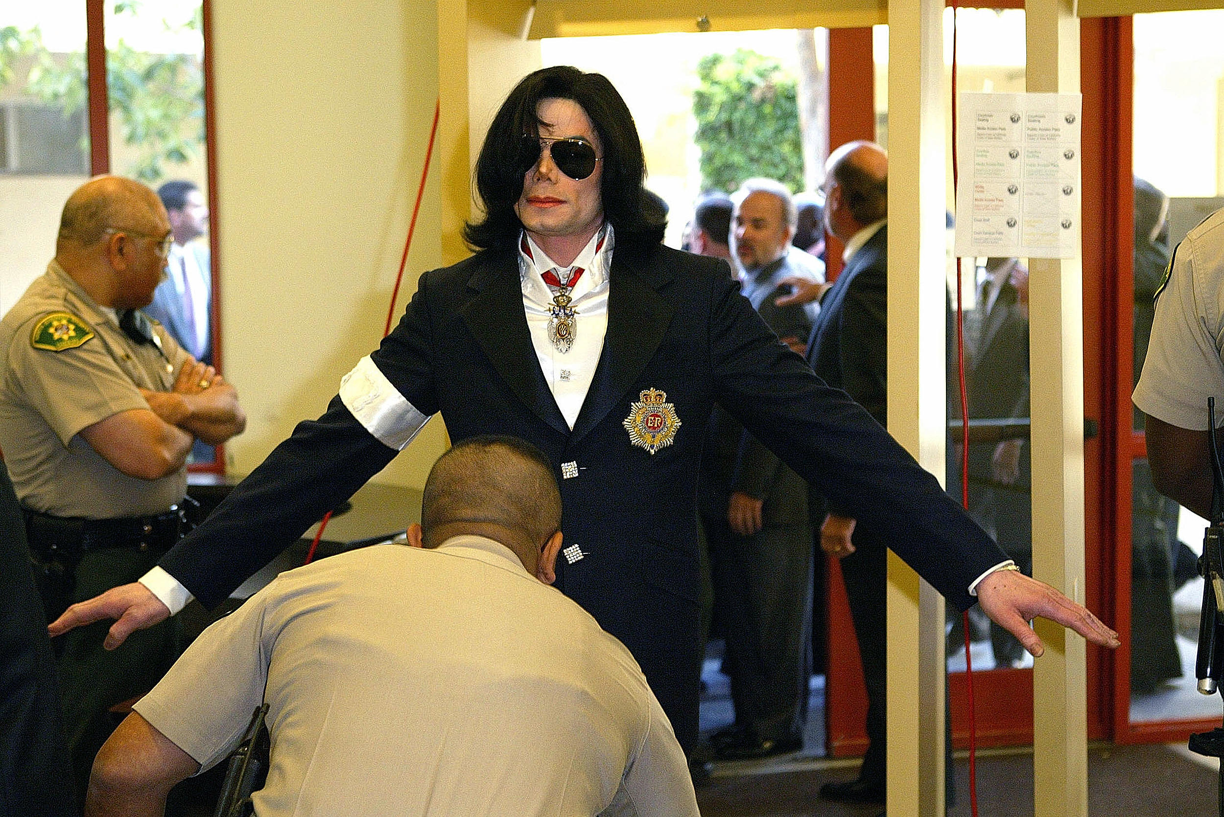 Джексона обвинили. Michael Jackson 2002 в суде. Michael Jackson 2005 суд.
