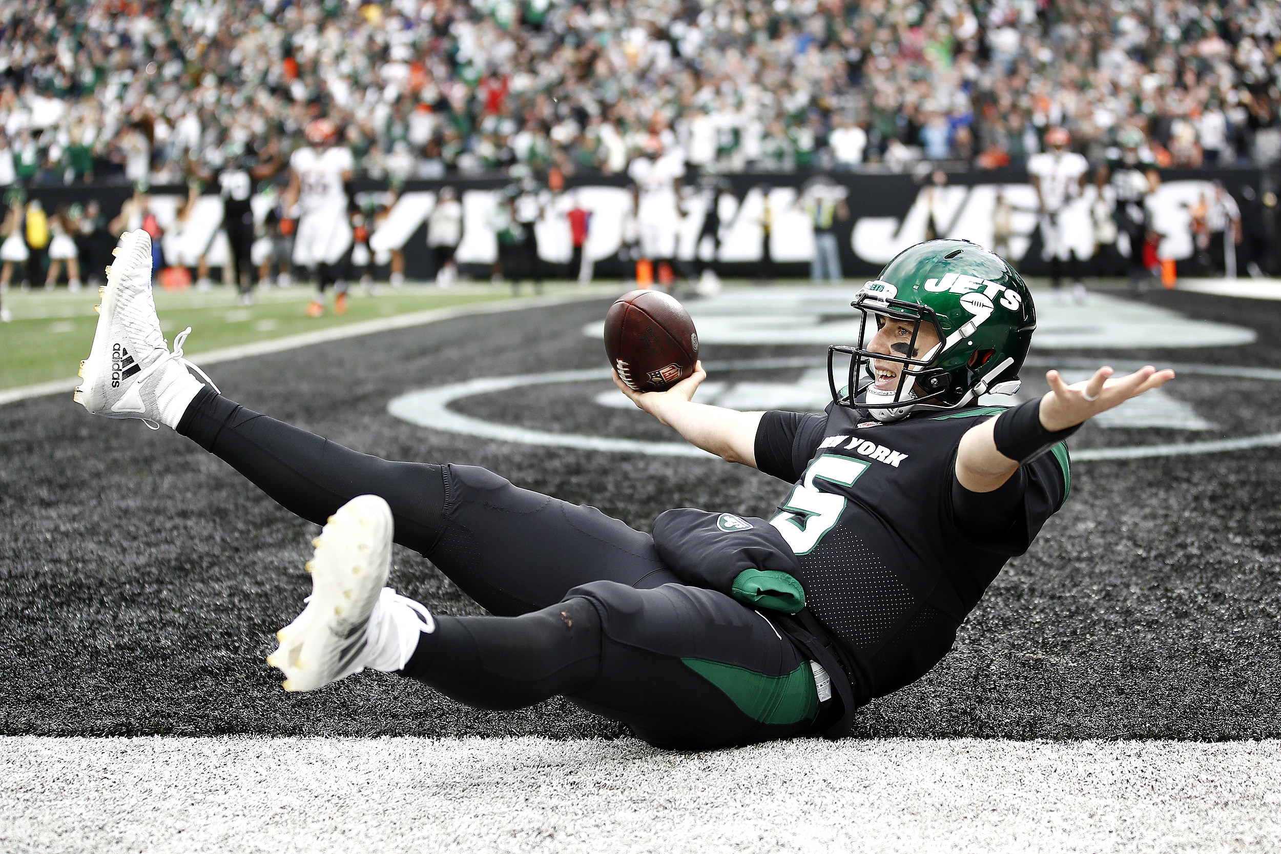 Jets QB Zach Wilson Surprises NJ Waitress On Christmas