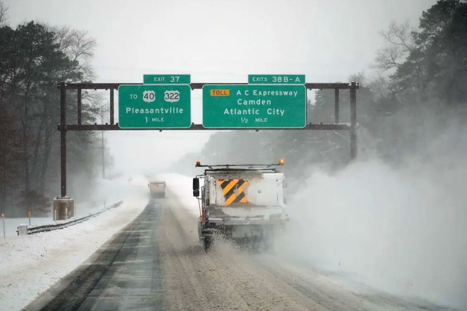 Blizzard strands NJ motorists, deflates Toms River sports bubble