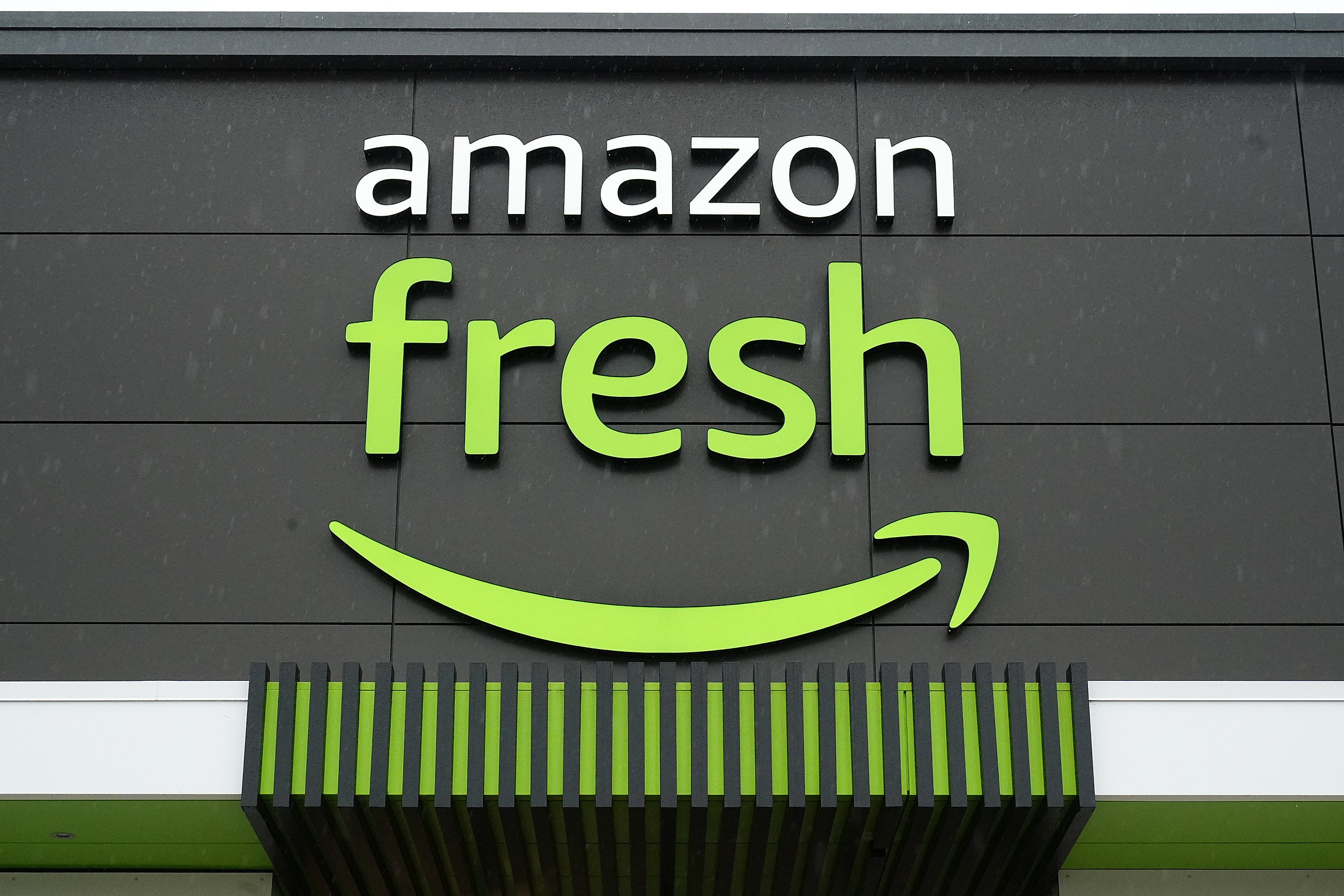 Amazon закрыл магазины. Amazon Fresh. Amazon 2023. Amazon go. Амазон Фреш курьеры.