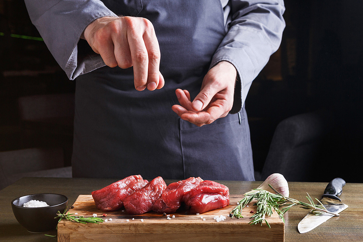 Мясо едят руками. Повар готовит мясо. Шеф повар с мясом.