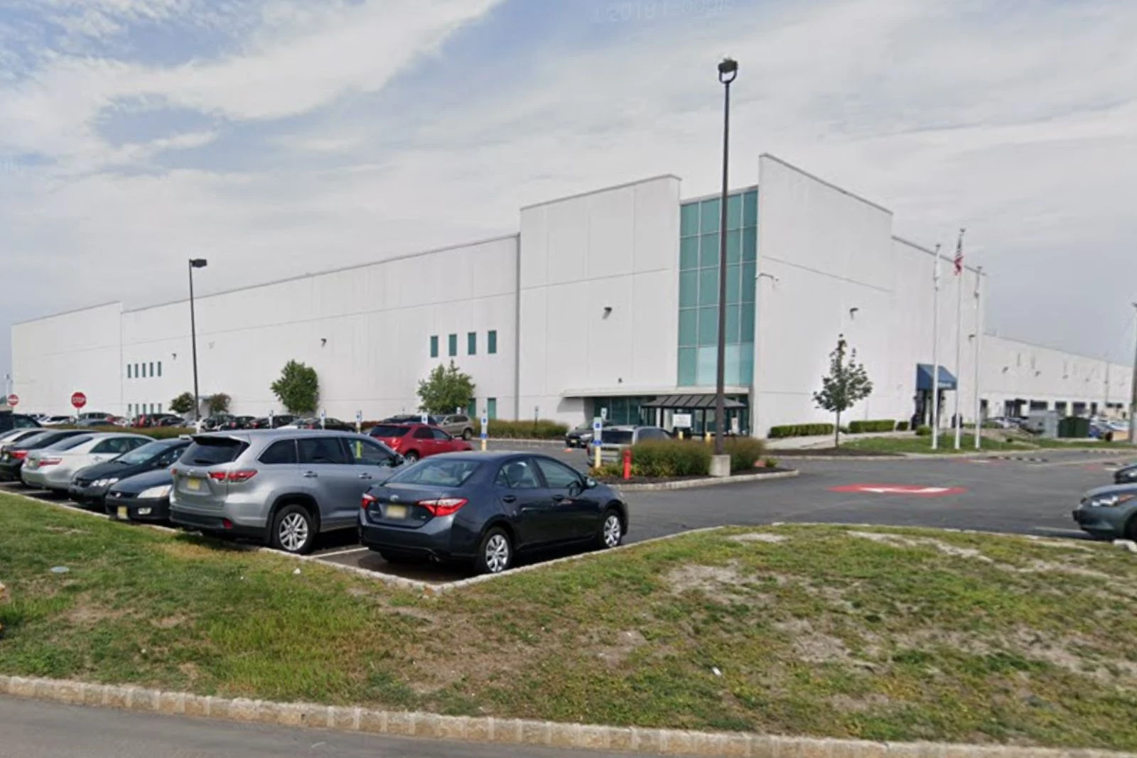 Amazon Worker in Carteret, NJ, Dies During Busy Prime photo photo