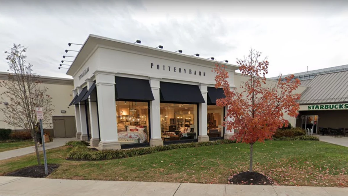Where is the Pottery Barn Outlet store in Illinois?