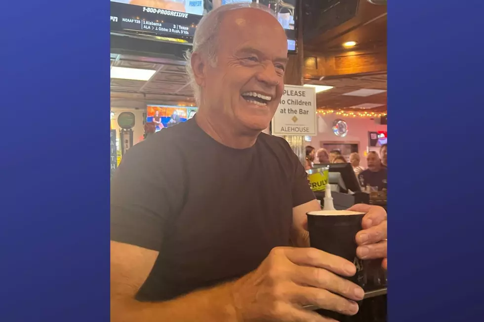 Kelsey Grammer served me beer at a Brick, NJ bar and it was epic!