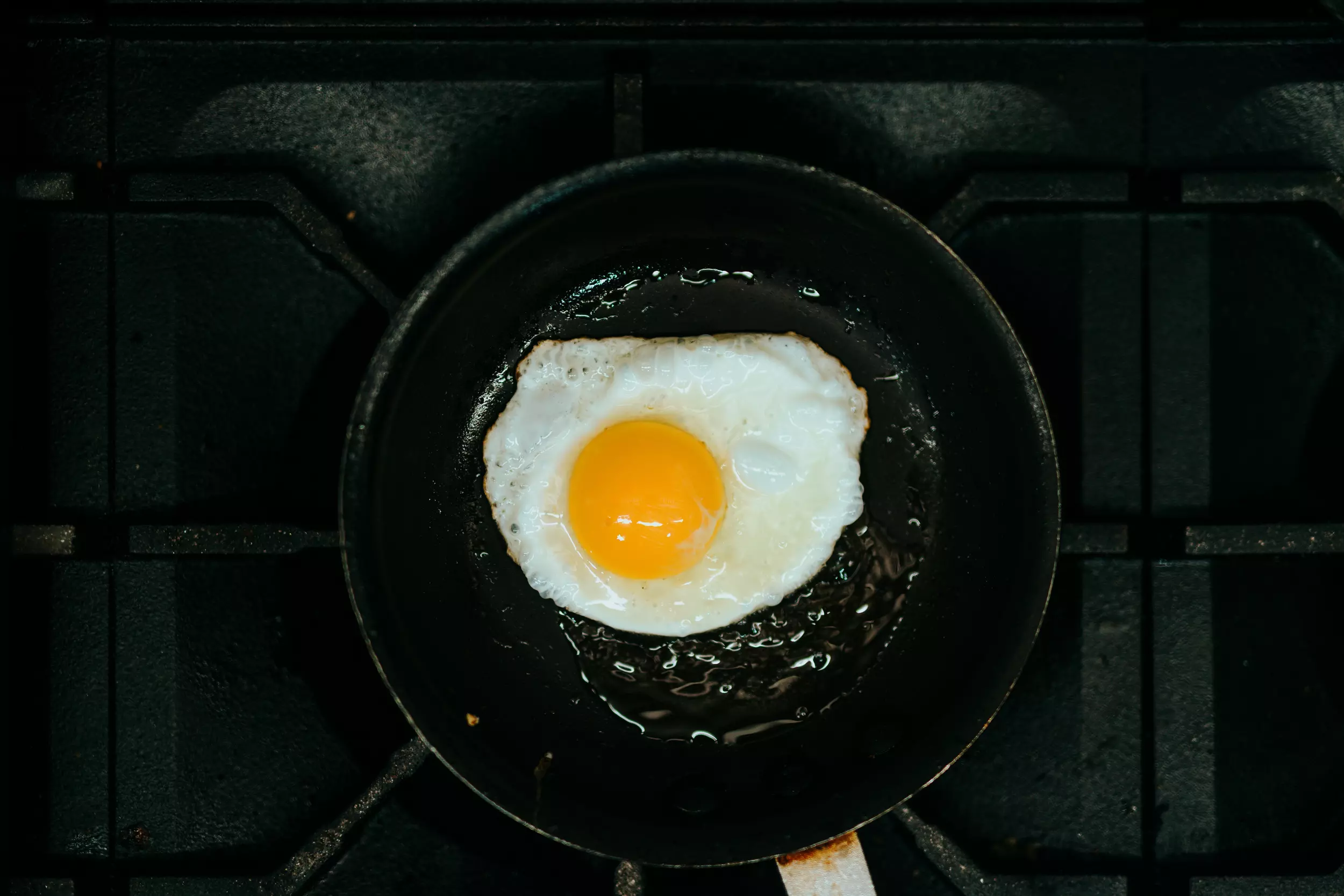This giant cast iron skillet can theoretically fry 650 eggs at once
