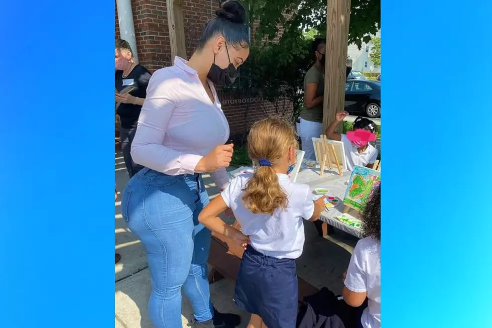 Roxsana Diaz with students. (toyboxdollz on Instagram)