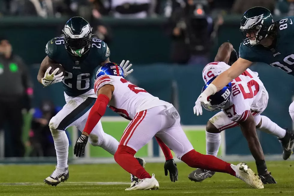 Miles Sanders #26 Philadelphia Eagles, Julian Love #20 New York Giants (Photo: Mitchell Leff, Getty Images)