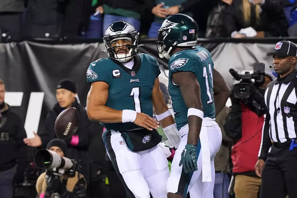 Jalen Hurts (left), AJ Brown (right) (Photo: Mitchell Leff, Getty Images)