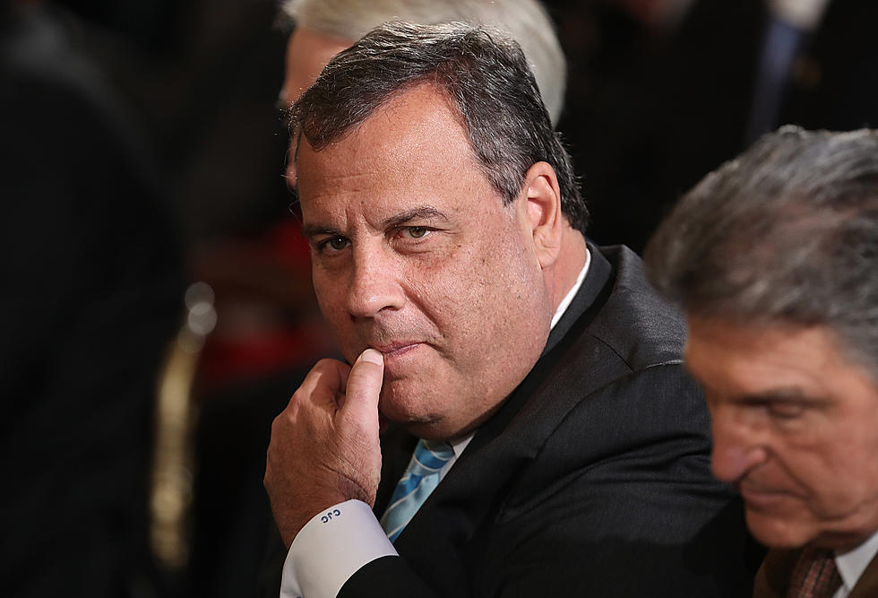 Trump fan snaps embarrassing pic of Chris Christie on a plane