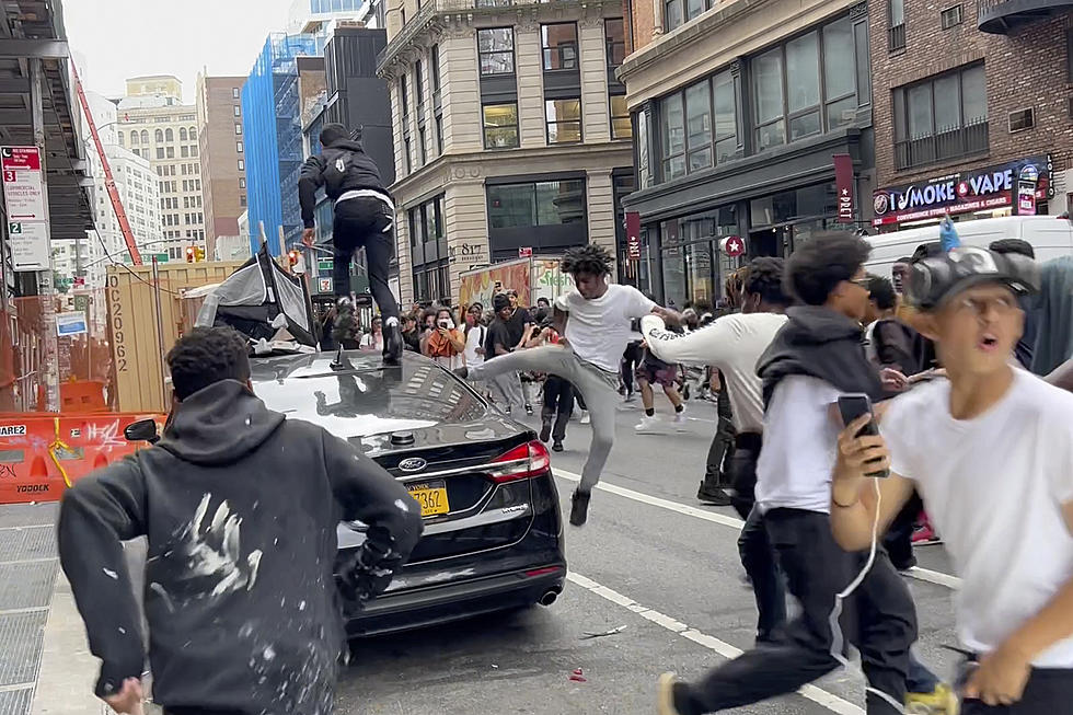 Disturbing images: Riot breaks out in New York City during livestreamer&#8217;s giveaway