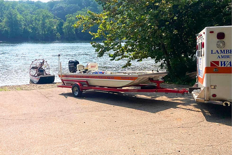 NJ rescue squad sees boat capsize in Delaware River, saves 2