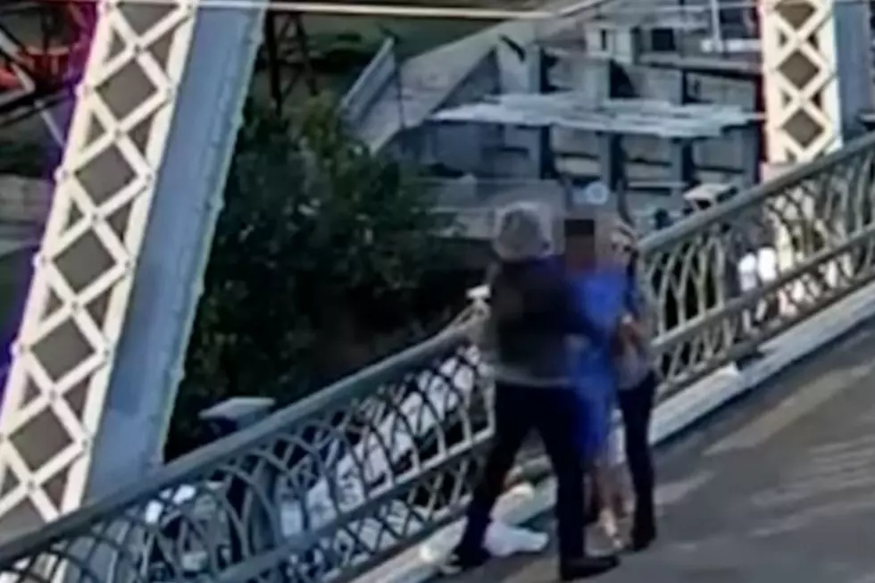 Jon Bon Jovi helps woman (Credit_ Metro Nashville Police, WKRN News 2 via Youtube) (4)
