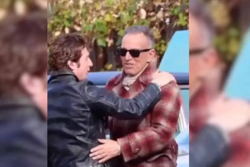 Jeremy Allen White (left), Bruce Springsteen movie Bayonne set Credit Manlikeh00 via Tiktok)
