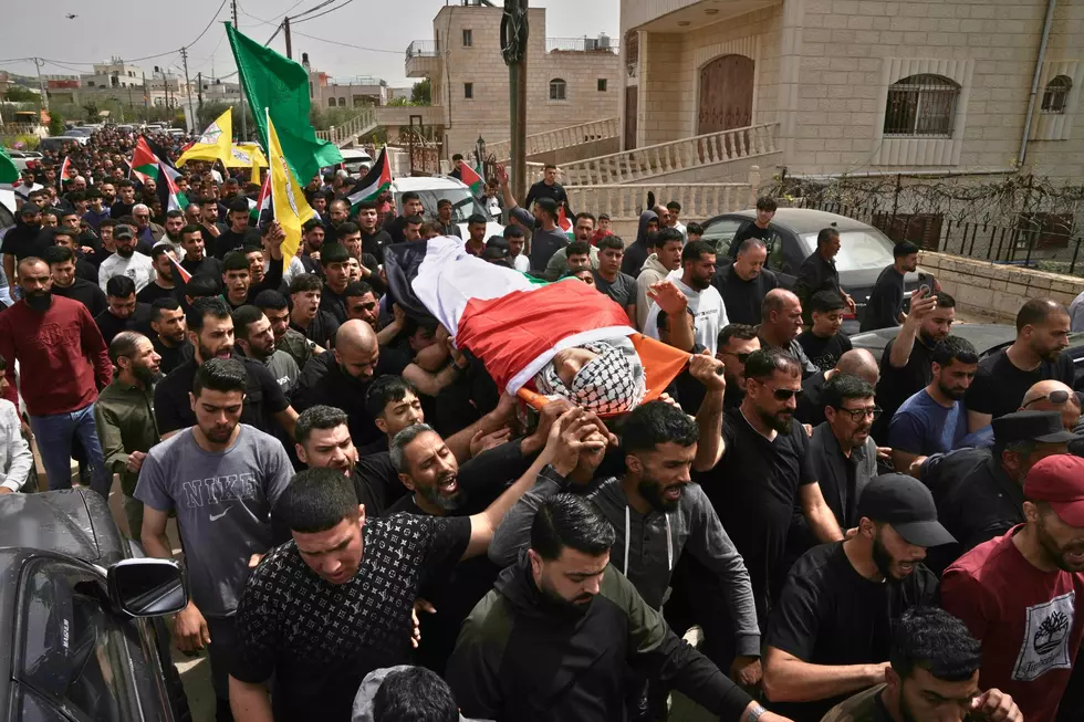 Mourners carry Amer Rabee (AP Photo/Mahmoud Illean)