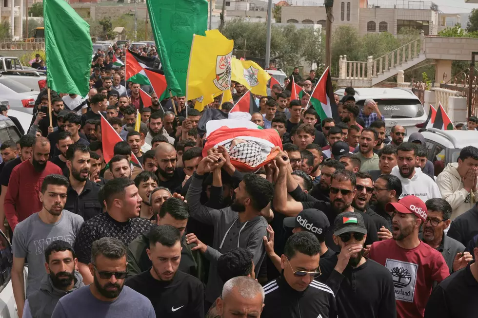 Mourners carry Amer Rabee (AP Photo/Mahmoud Illean)