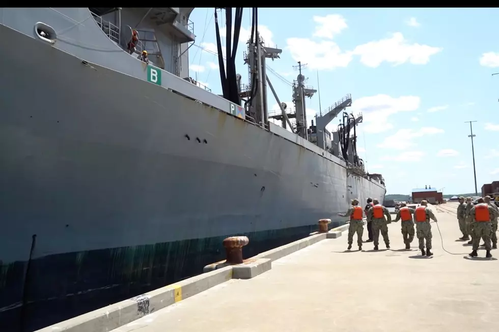 USNS Arctic, Men, Pulling in ship