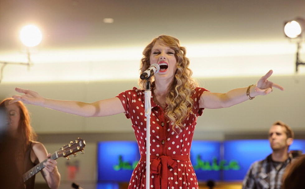 Taylor Swift Performs at JFK [VIDEO]