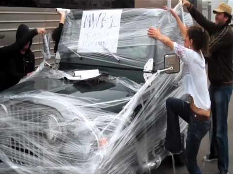 Dierks Bentley&#8217;s Jeep Gets Wrapped As Part of Prank [VIDEO]