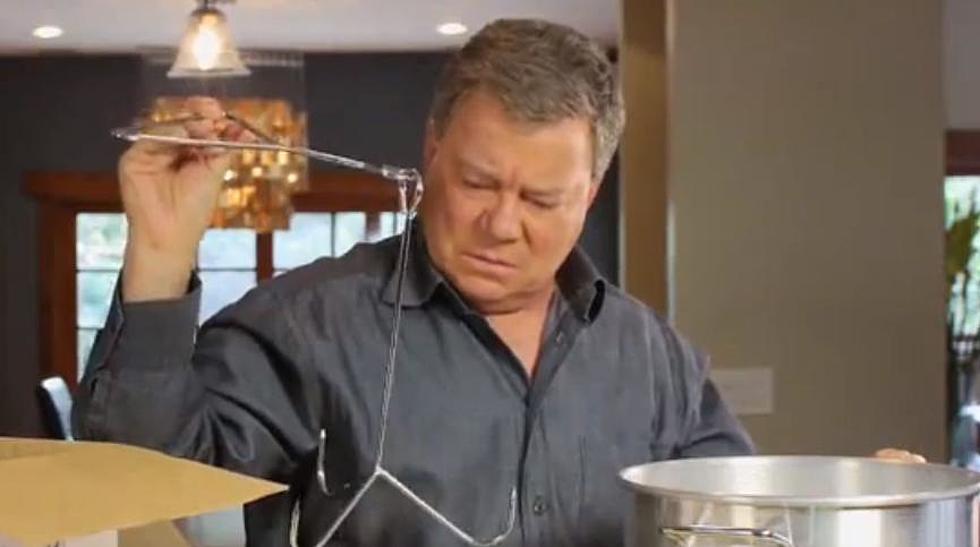 William Shatner Cooks Up A Thanksgiving Turkey [VIDEO]