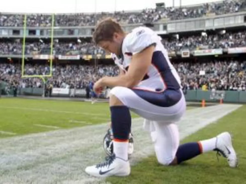 Students Suspended for &#8216;Tebowing&#8217; In the Halls [VIDEO]