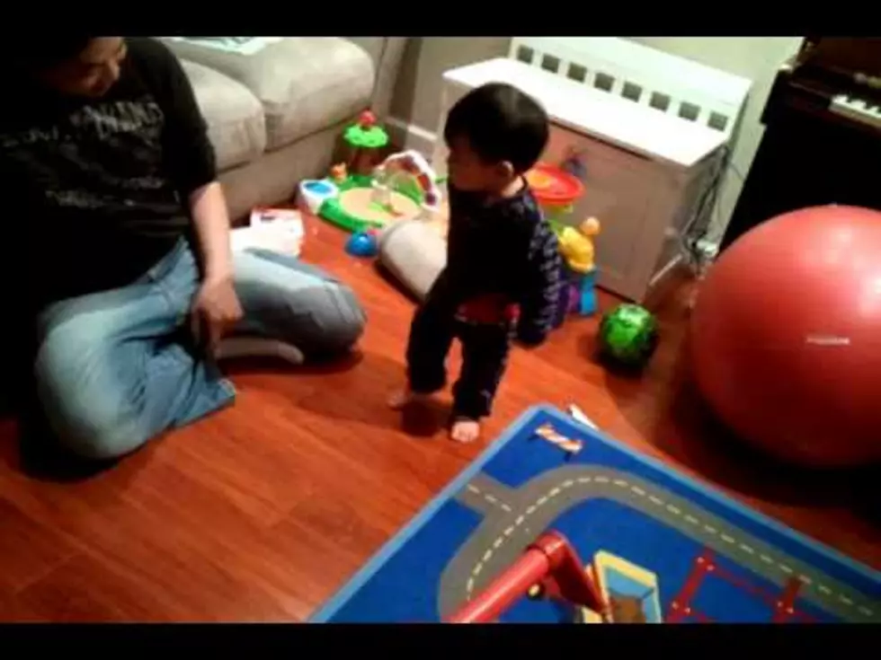 ‘Cute Kid’ of the Day Sees His Shadow For First Time [VIDEO]
