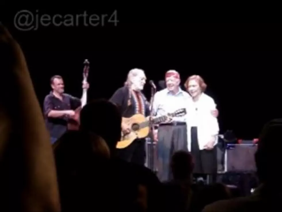 Jimmy Carter Joins Willie Nelson on Stage For &#8220;Amazing Grace&#8221; [VIDEO]