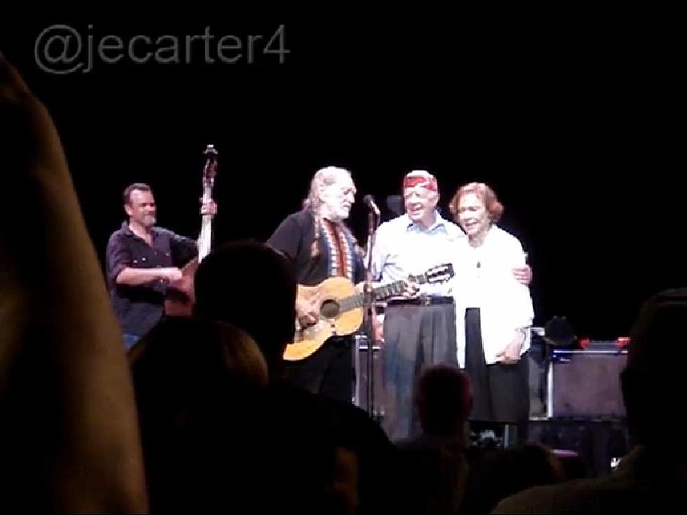 Jimmy Carter Joins Willie Nelson on Stage For “Amazing Grace” [VIDEO]