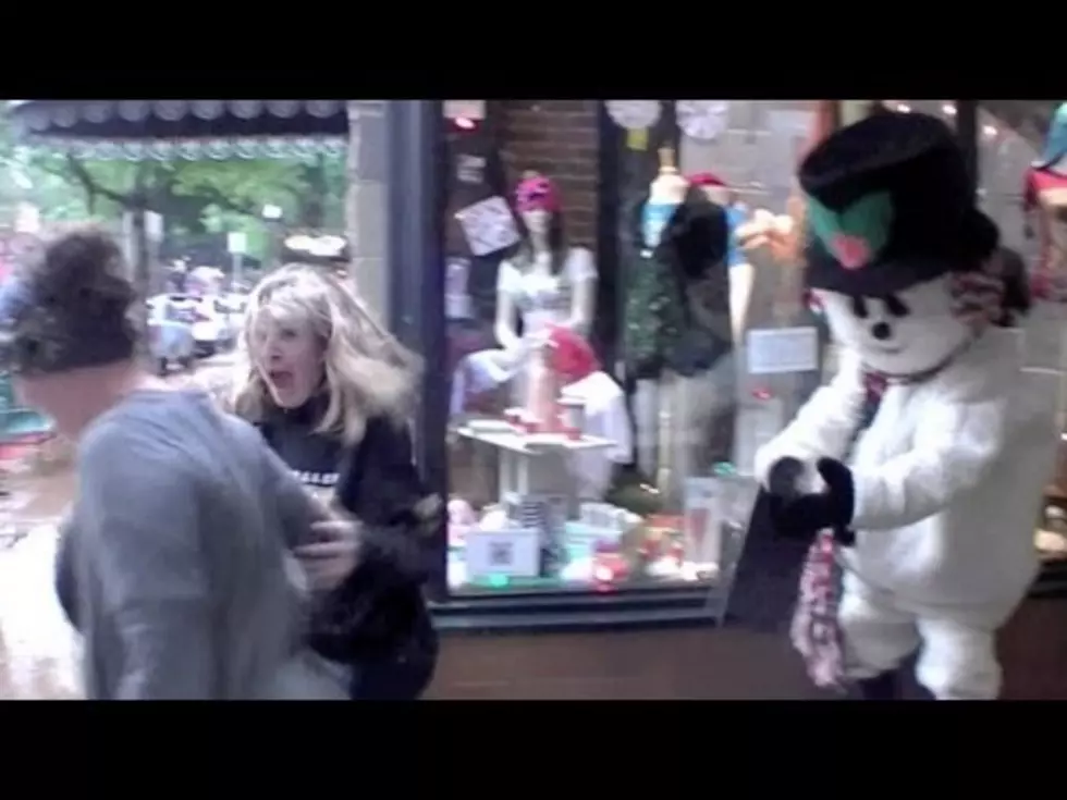 Snowman Scare Prank [VIDEO]