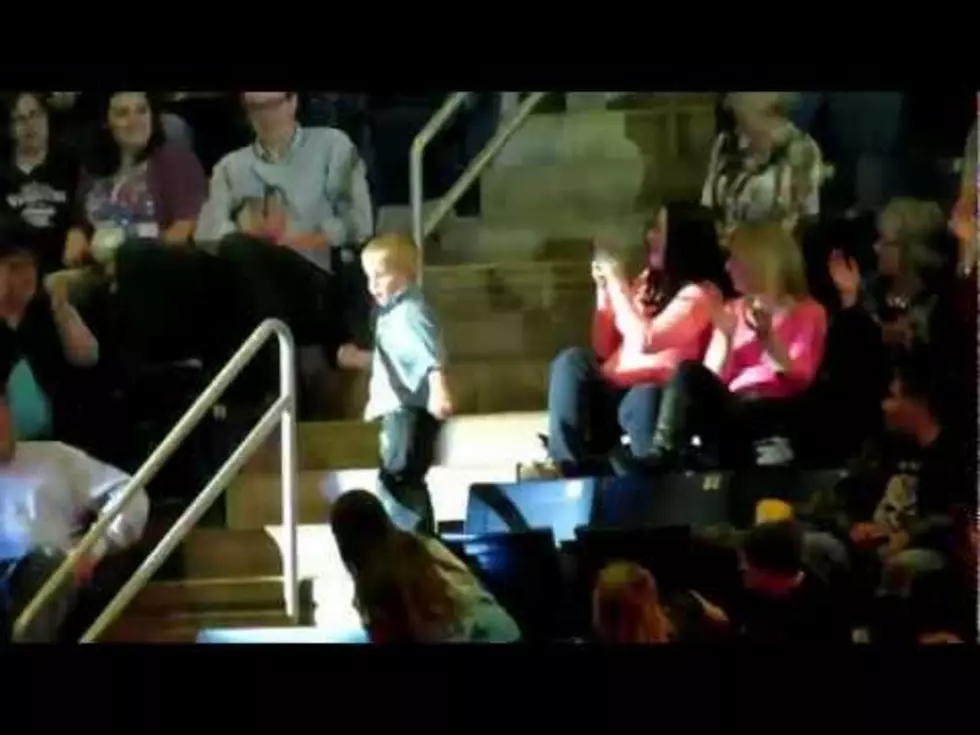 Little Boy Dancing at Rascal Flatts Concert [VIDEO]